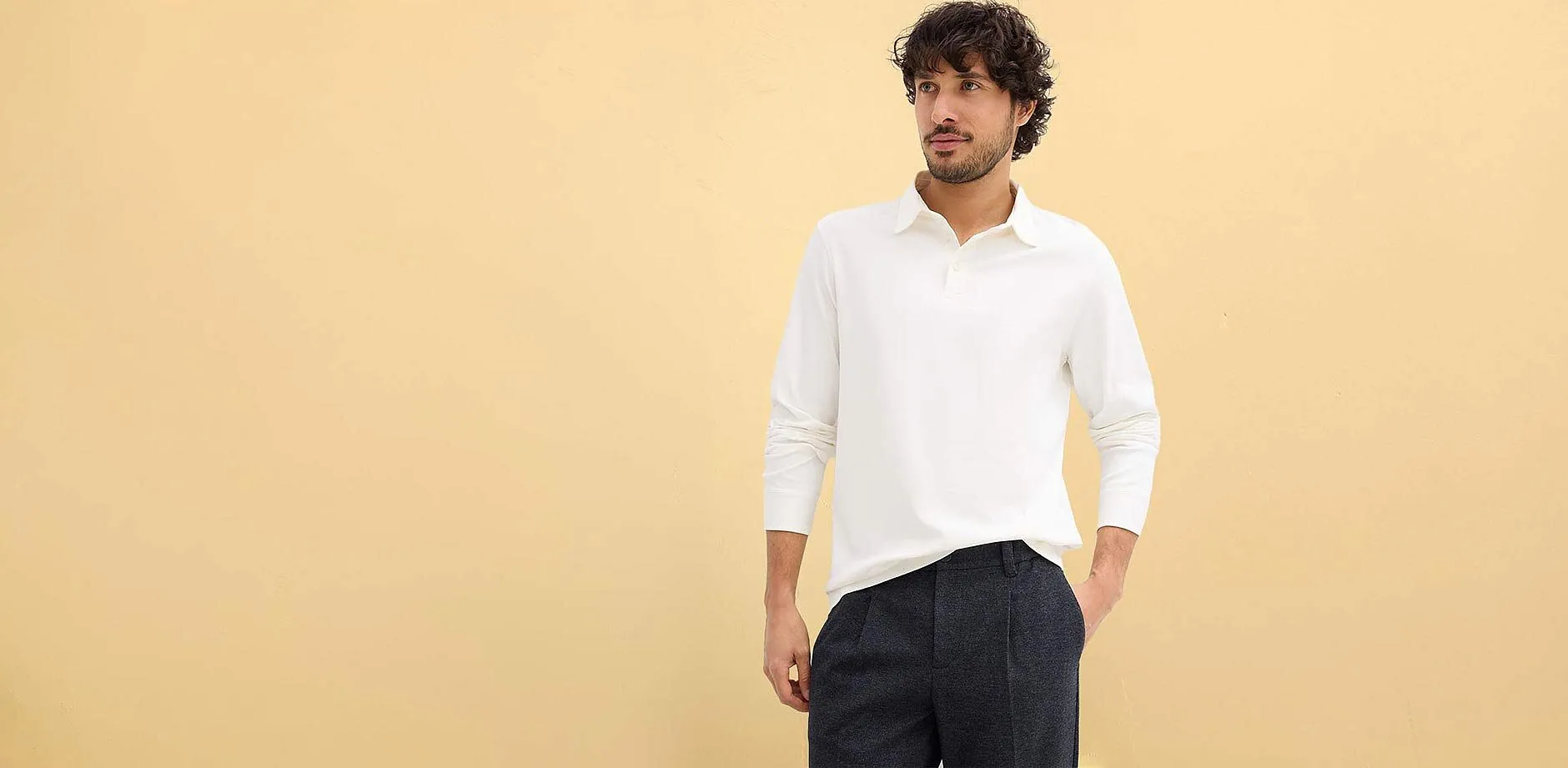 Un simple polo blanc, associ&eacute; &agrave; un pantalon fonc&eacute;.