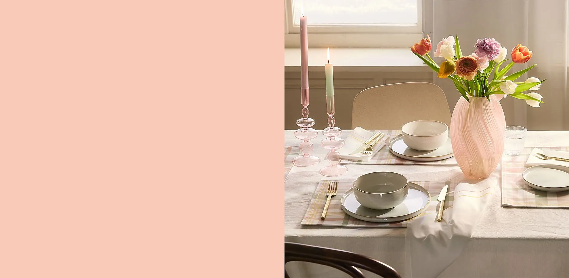 Tischdekoration mit zartem Geschirr, Blumen und Kerzen.