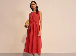 Robe longue rouge avec ceinture à la taille. Sans manches, estivale et élégante, parfaite pour les chaudes journées.