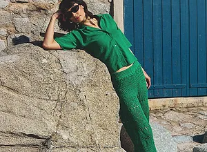 Sommerliches Grün: Elegante Häkelspitze und luftiges Oberteil für einen stilvollen Look.