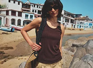 Sommerliches Outfit mit braunem Tanktop.