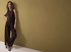 Eleganter brauner Hosenanzug mit ärmelloser Weste und weiten Hosen. Lässiger, zeitloser Look für verschiedene Anlässe.