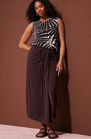 Tenue stylée avec top imprimé zèbre à épaules dénudées et jupe longue élégante violine foncé.