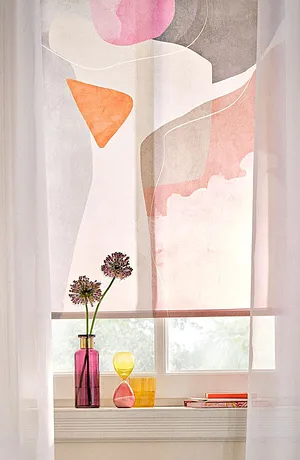 Rideaux clairs aux formes abstraites qui donnent un joli cadre à la fenêtre, fleurs et vases colorés.