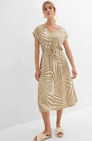 Robe d'été à motif tropical avec feuilles en beige et blanc.