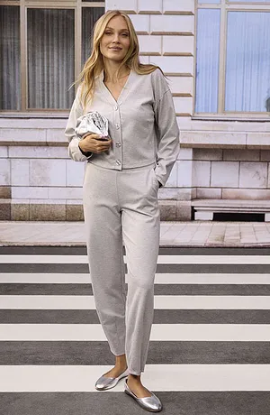 Ensemble gris élégant avec décolleté en V, complété d'une paire de ballerines argentées.