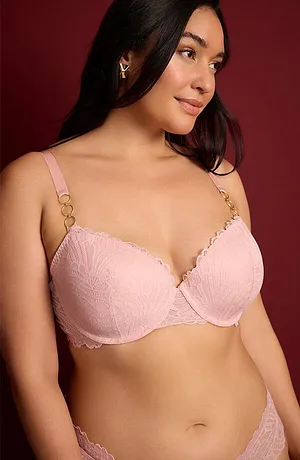 Soutien-gorge rose dragée avec dentelle et fines bretelles.
