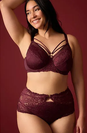 Ensemble lingerie élégant à dentelle couleur rouge bordeaux avec bretelles décoratives et taille haute.