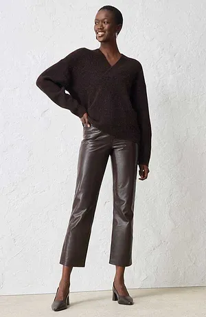 Pull marron avec pantalon enduit assorti.