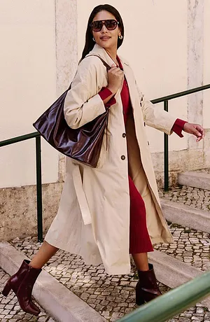 Manteau beige élégant sur une robe rouge.