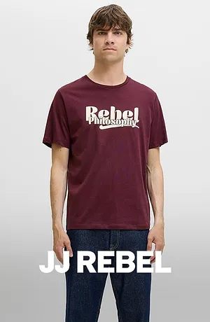 Burgunderfarbenes T-Shirt mit weißem "Rebel"-Aufdruck.