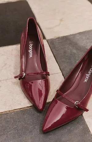 Escarpins rouge bordeaux vernis avec bout pointu.