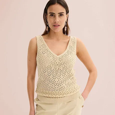 Elegantes, ärmelloses Oberteil aus cremefarbenem Häkelstoff mit filigranem Muster und V-Ausschnitt.