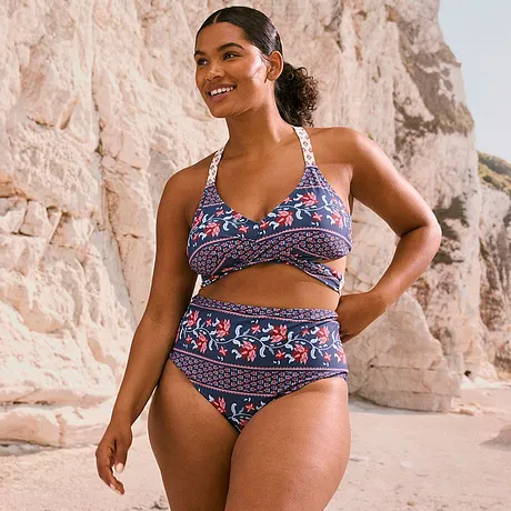 Haut de bikini dos nu et bas de bikini taille haute en bleu et rose.