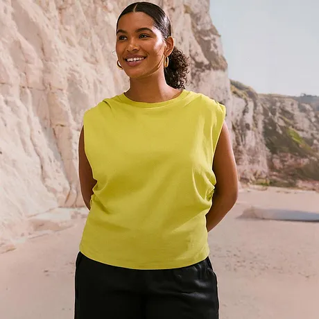 Tenue d'été mode : T-shirt jaune sans manches, éclatant de légèreté.