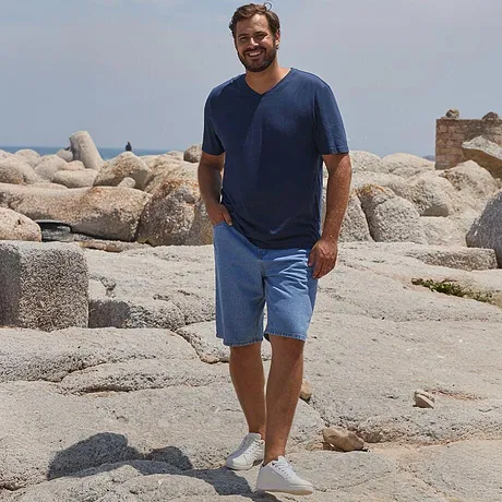 Mode été : T-shirt rose décontracté et short en jean bleu clair.