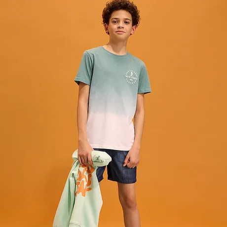 Farbverlauf-T-Shirt, dunkle Shorts und ein leichtes Sweatshirt zum Überwerfen.