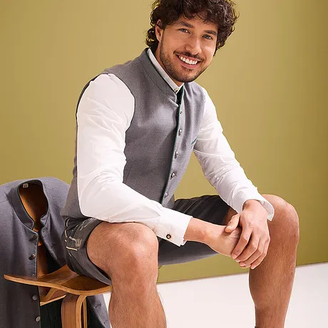 Eleganter Kontrast: Weißes Hemd, graue Weste und kurze Hose.