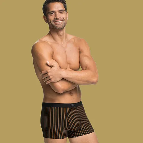 Enge, gestreifte Boxershorts in auffälligen Farben.