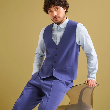 Eleganter blauer Anzug mit Weste und hellblauem Hemd.