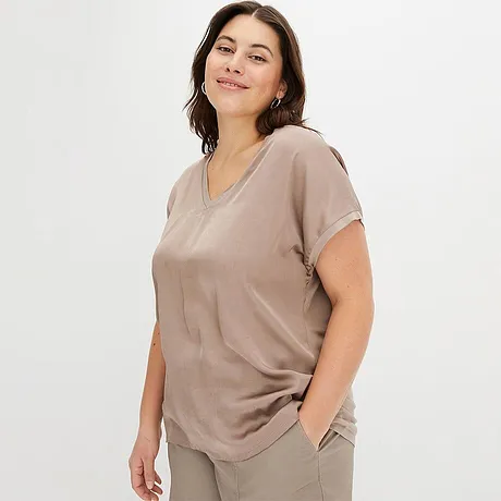 T-shirt beige confortable à manches courtes et col en V.