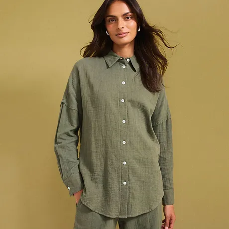 Chemise décontractée vert olive avec patte de boutonnage.