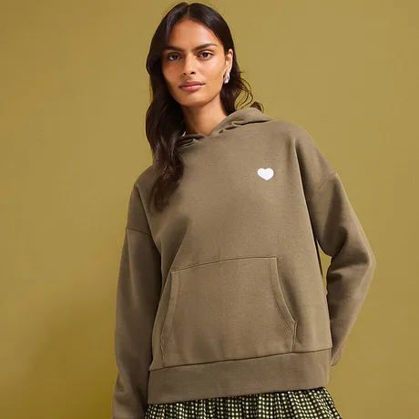 Pull à capuche vert olive décontracté avec logo cœur blanc.