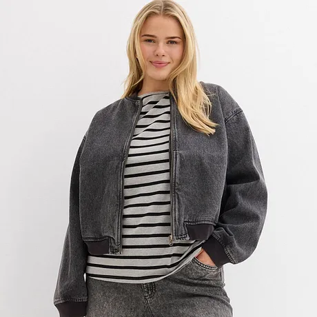 Grauer Denim-Blouson, gestreiftes Shirt und Jeans für entspannte Tage.