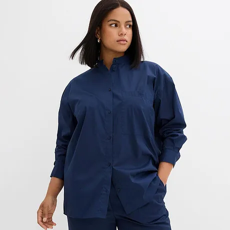 Dunkelblaue Bluse mit Knopfleiste und Kragen.