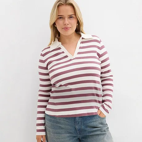 Langarmshirt in Rosé und Weiß, kombiniert mit heller Jeans.