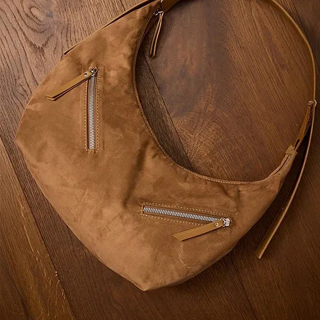 Sac marron doux et élégant avec plusieurs zips.