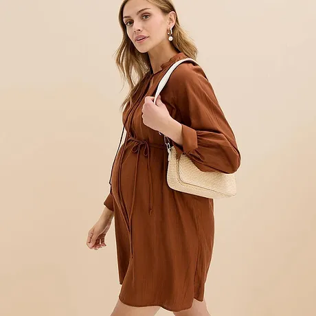 Robe couleur rouille à capuche, manches longues et cordon à la taille.