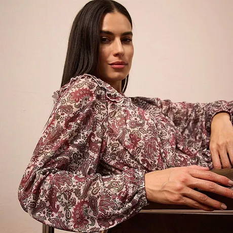T-shirt à manches longues avec un motif floral dans des tons bordeaux et crème.