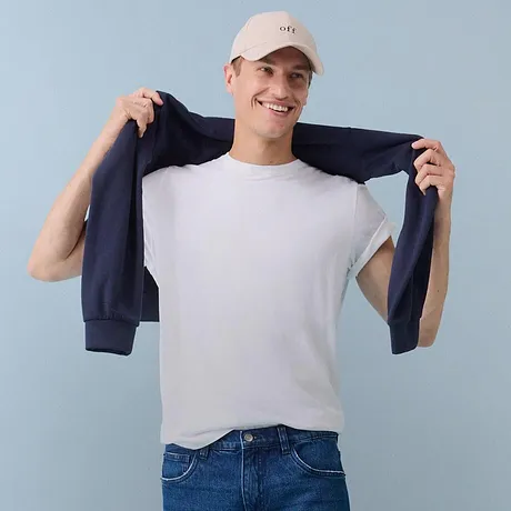 Weißes T-Shirt, blaue Jeans & dunkle Jacke.
