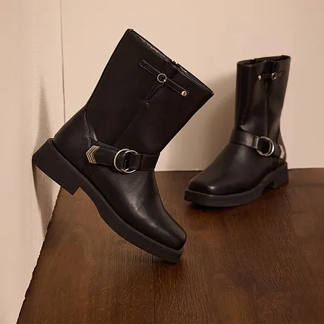 Robuste schwarze Lederstiefel mit Schnallen.