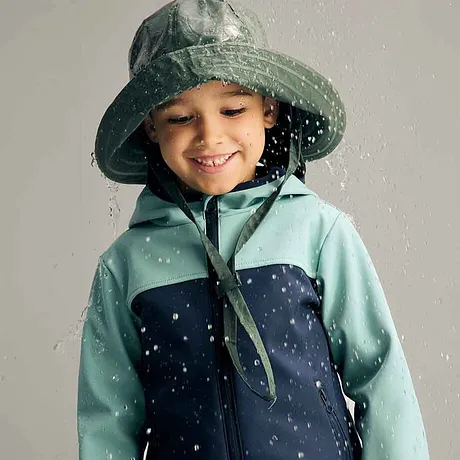 Veste imperméable dans des tons de bleu avec chapeau imperméable assorti pour rester protégé sous la pluie.