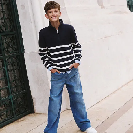 Pull rayé avec col zippé et jean large, un look décontracté pour le quotidien.