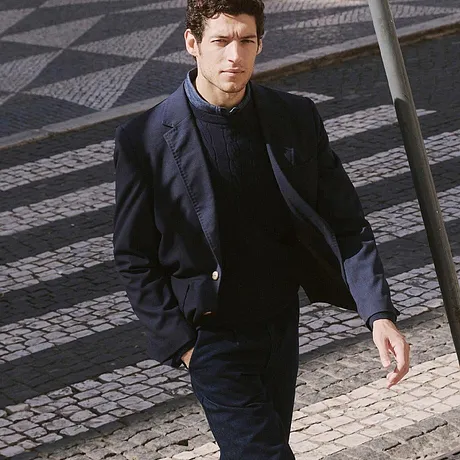 Elegantes, dunkles Sakko mit passender Hose.
