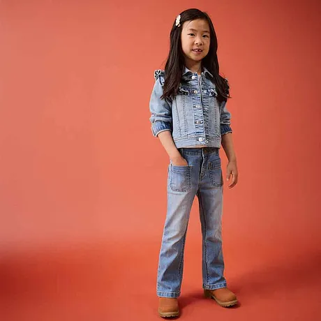 Look jean décontracté : veste en jean et jean délavé. Des chaussures marron finalisent la tenue.