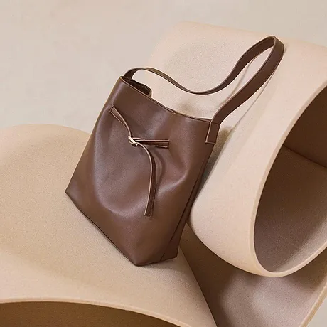 Damen - XL-Handtasche mit Schnalle - pimentbraun