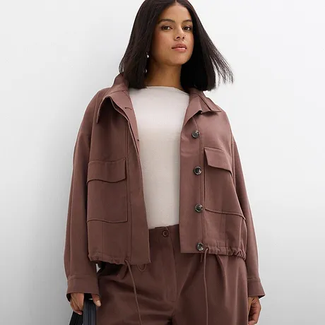 Eine elegante Kombination aus braunem Oversized-Blazer & passender Hose.