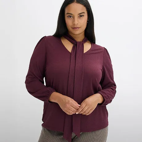 Elegante weinrote Bluse mit Schleifenkragen.