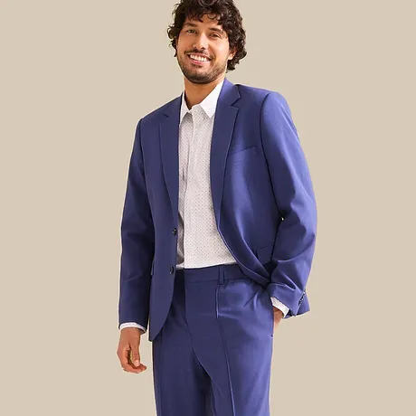 Costume élégant de couleur foncée avec le pantalon coordonné.