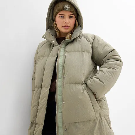 Une doudoune chaude de couleur beige à capuche.