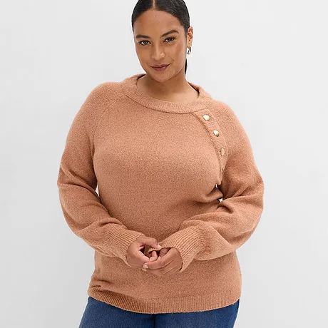 Pull marron en maille douce avec détail bouton au col.