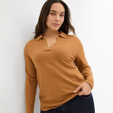 Pull marron à encolure en V avec petit col, associé à un jean foncé.