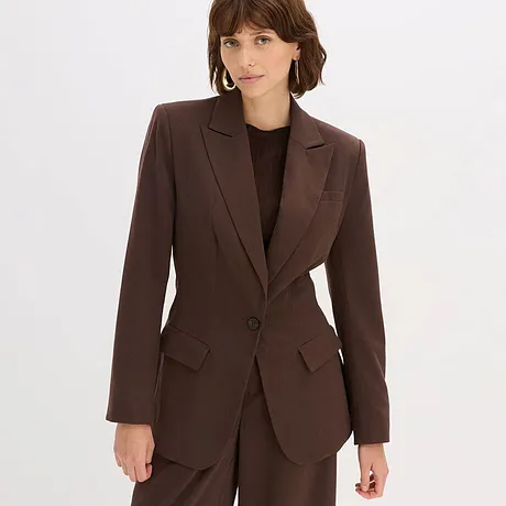 Blazer marron et pantalon marron. Top noir en dessous.
