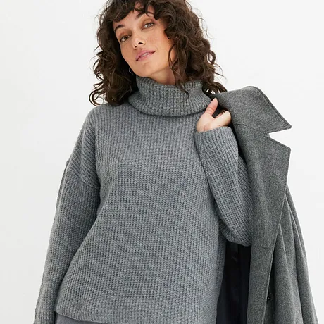 Pull à col roulé gris et manteau assorti.