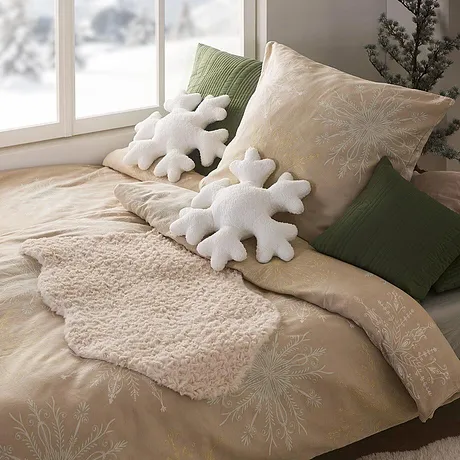 Parure de lit douillette couleur crème, ornée de motifs raffinés.