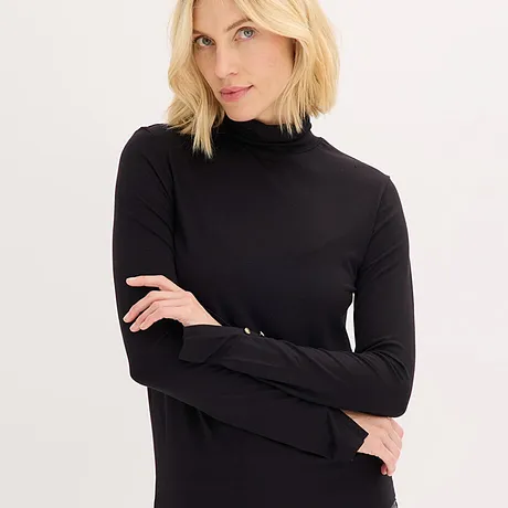 T-shirt noir à col roulé et manches longues.